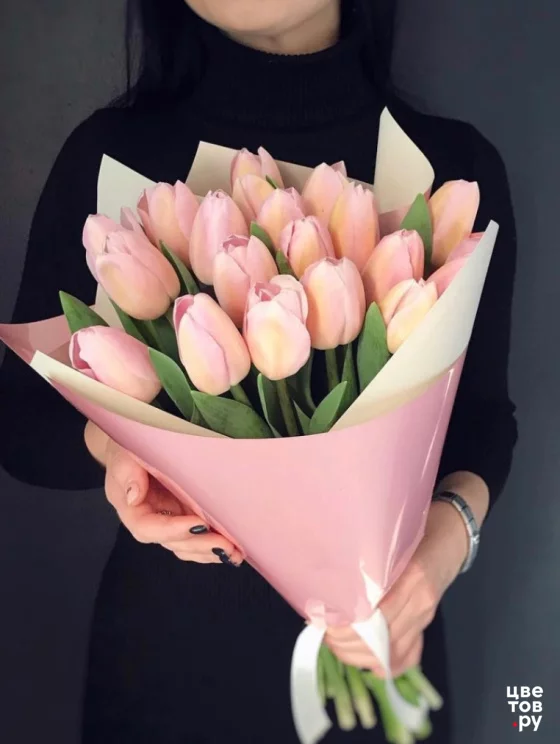 Букет 19 розовых тюльпанов 